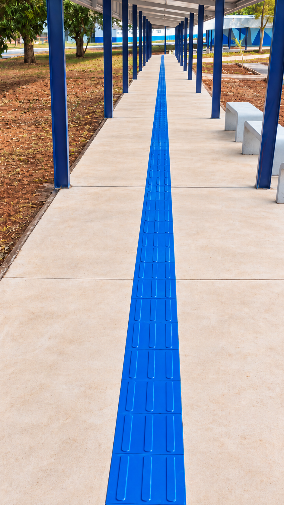 Piso tátil direcional azul, Universidade Católica de Brasília